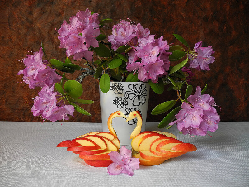 Apple Swans with Flowers