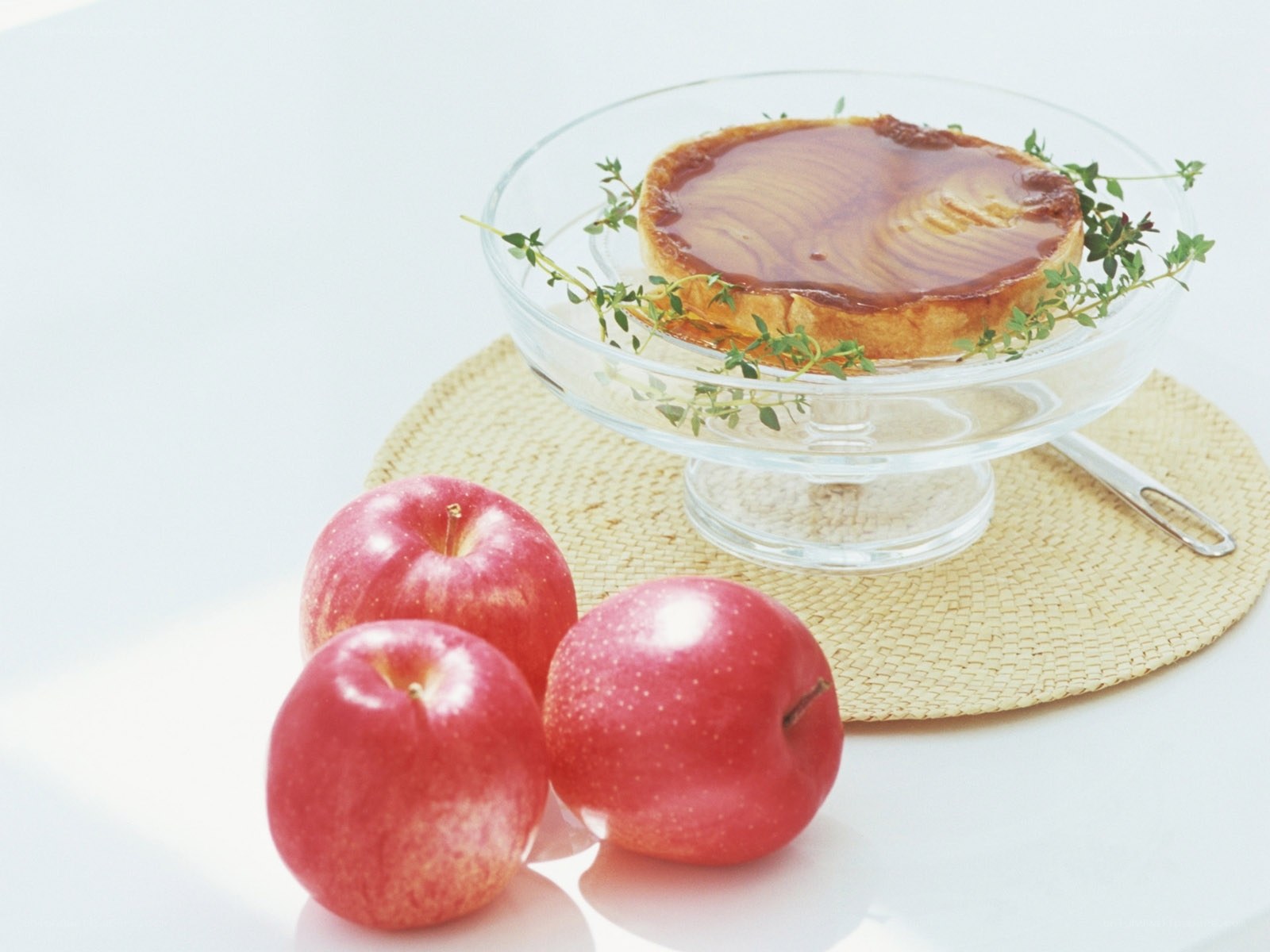 Apple tart with fresh apples