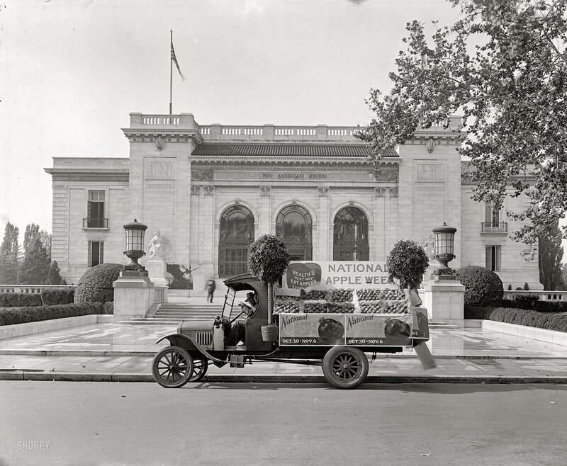 Apple truck in front of Pan Am building