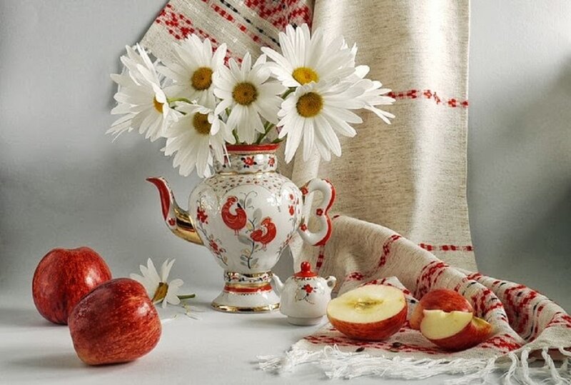 Apples and Daisies in Teapot