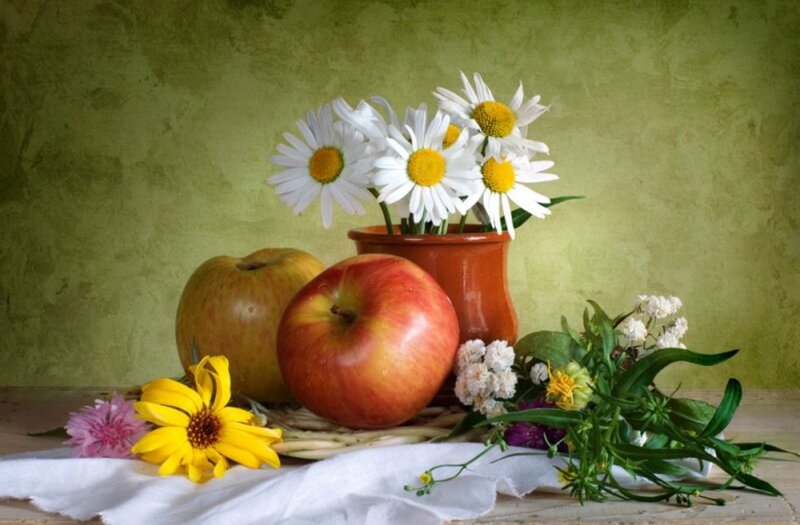 Apples and Daisies