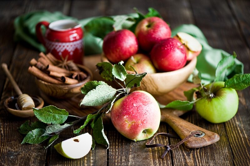 Apples with Cinnamon Sticks