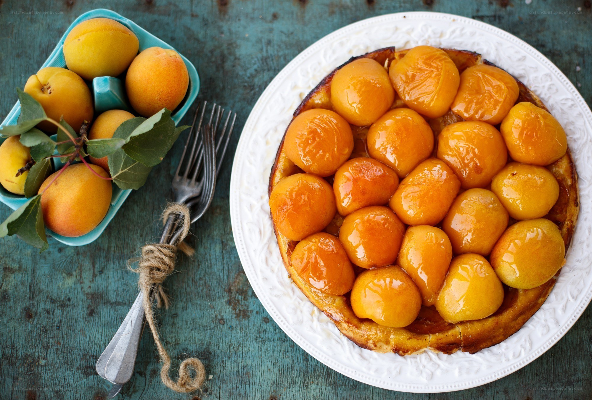 Apricot tart with fresh fruit
