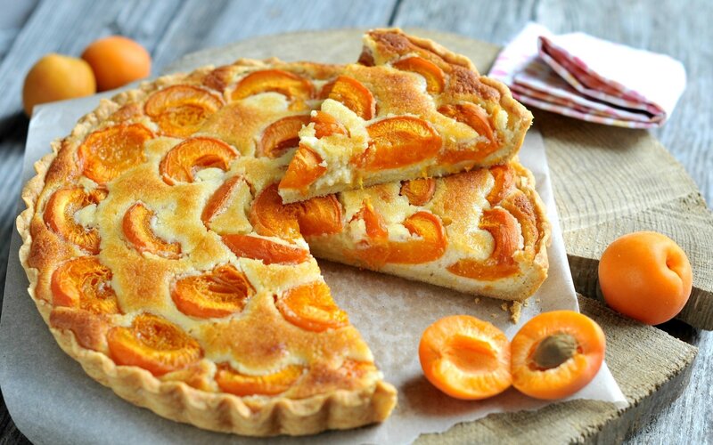 apricot tart with fresh fruit