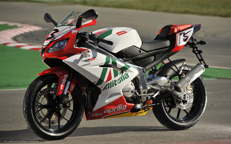 Aprilia RSV4 Motorcycle — White, Dynamic