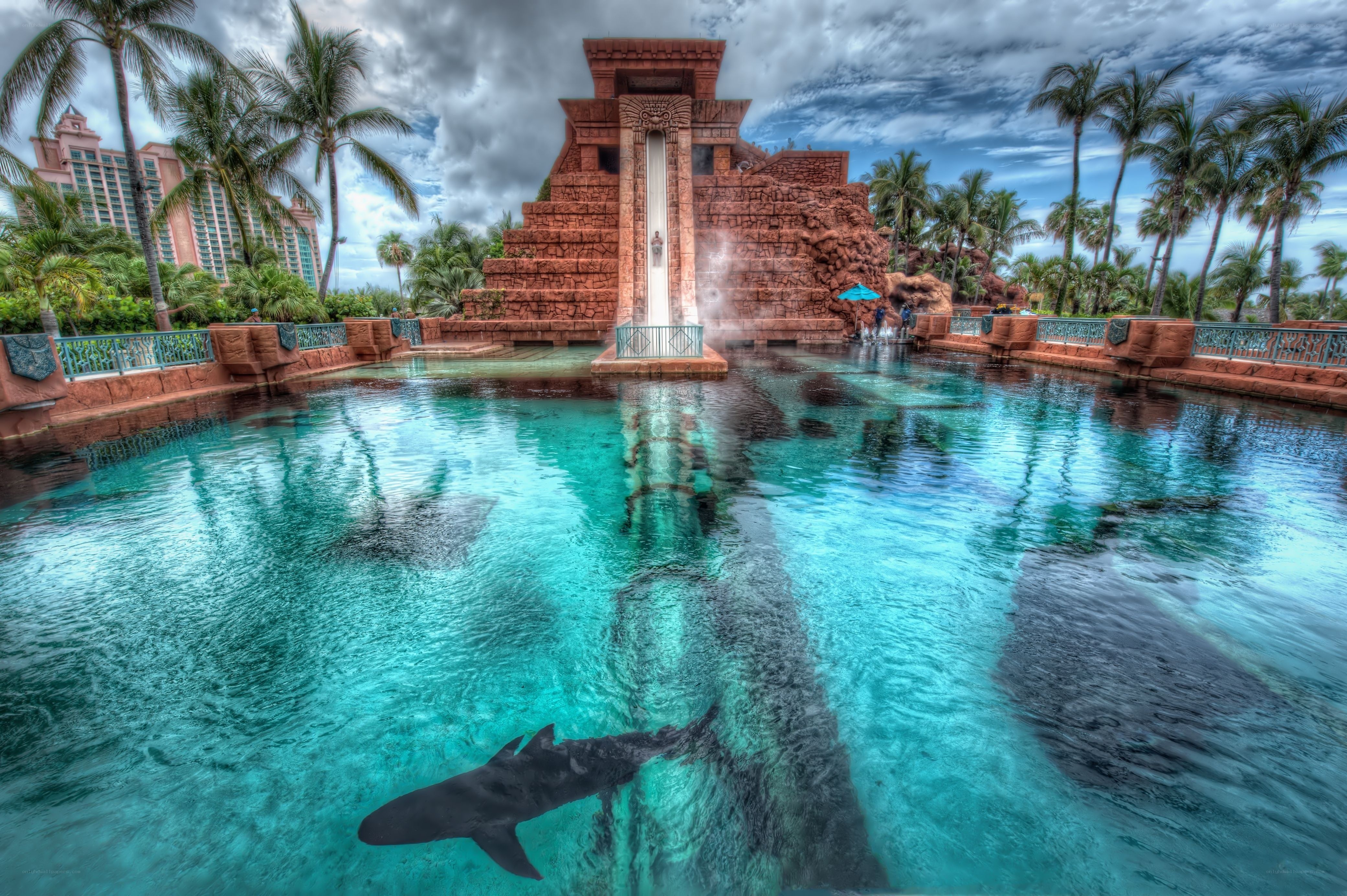 Aquatic theme park attraction