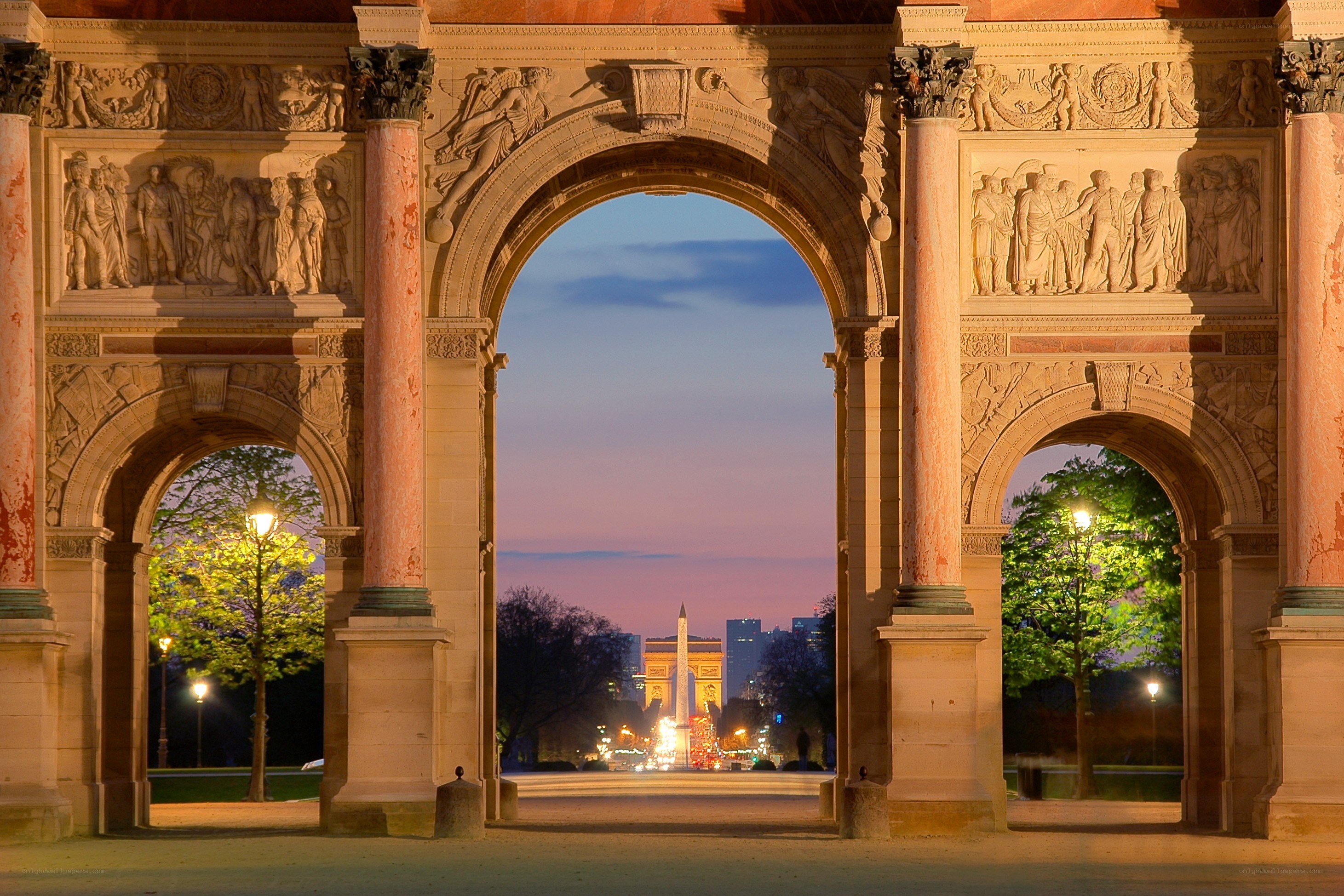 Arc de Triomphe at dusk