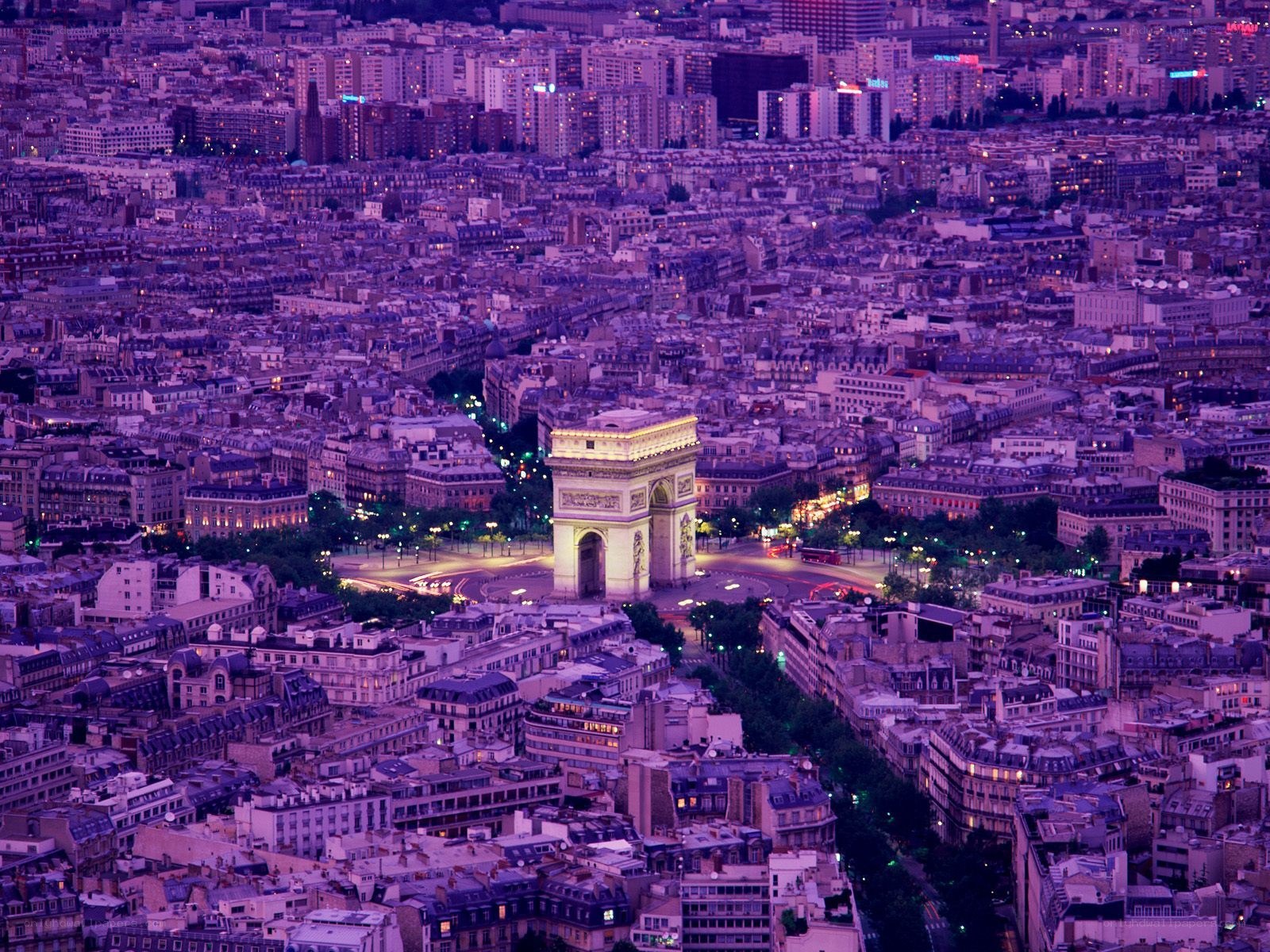 Arc de Triomphe at dusk
