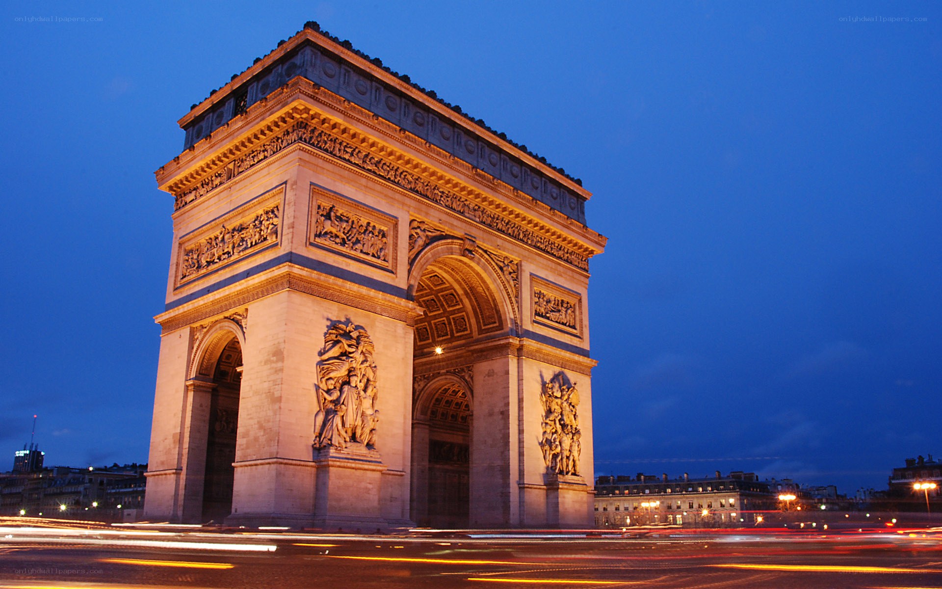 Arc de Triomphe at dusk