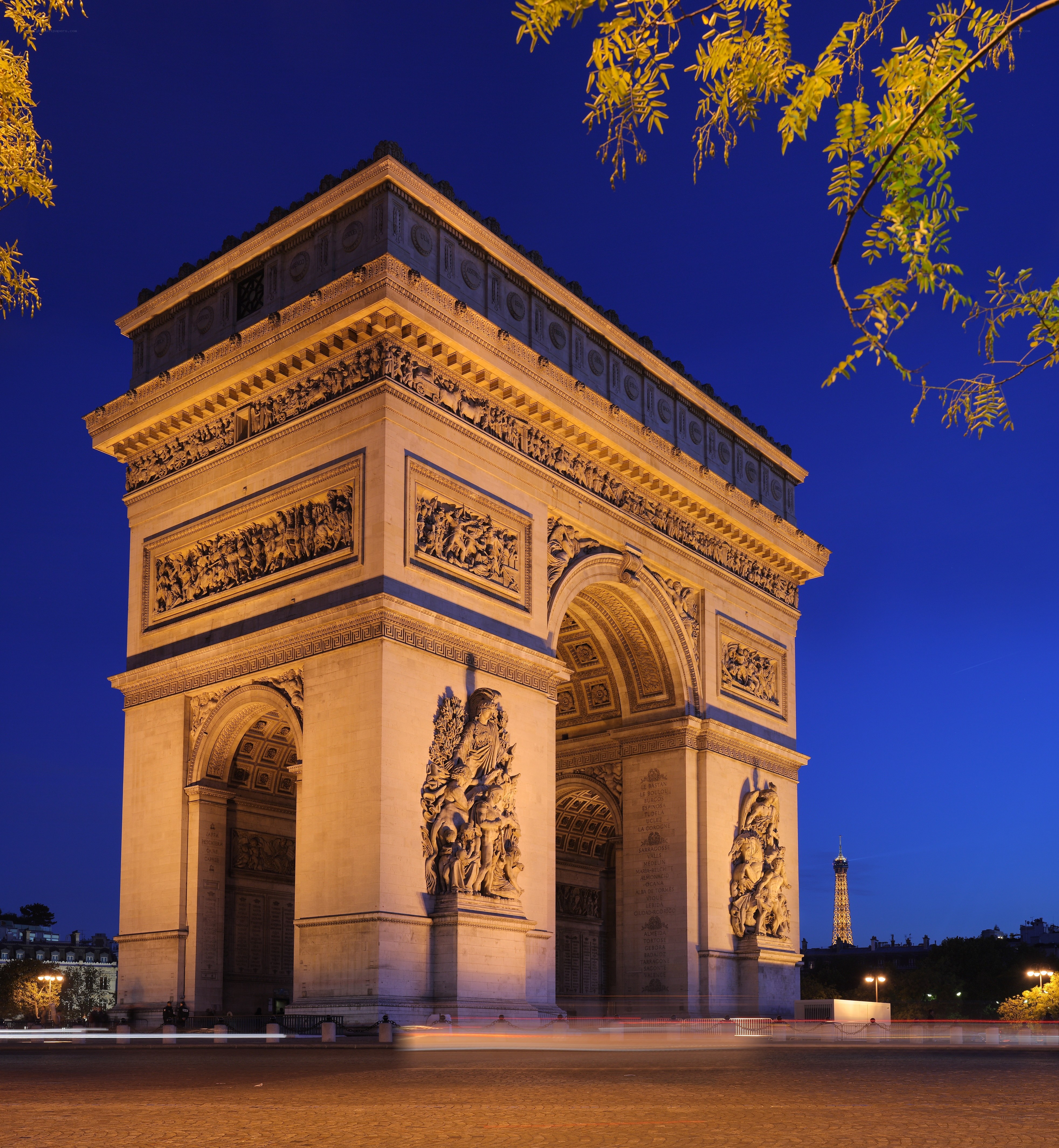 Arc de Triomphe at dusk