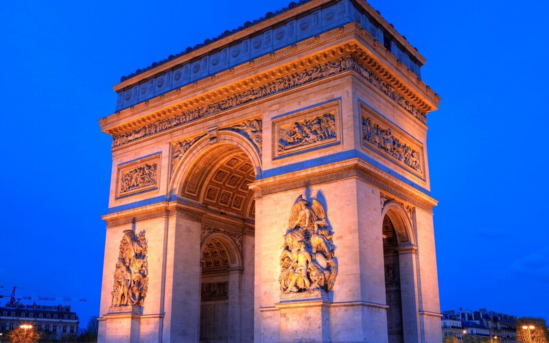 Arc de Triomphe at dusk