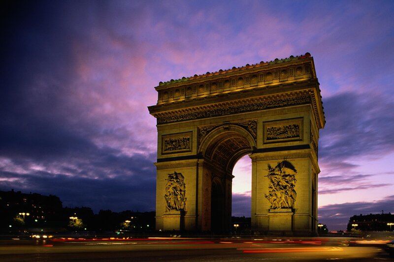 Arc de Triomphe at dusk