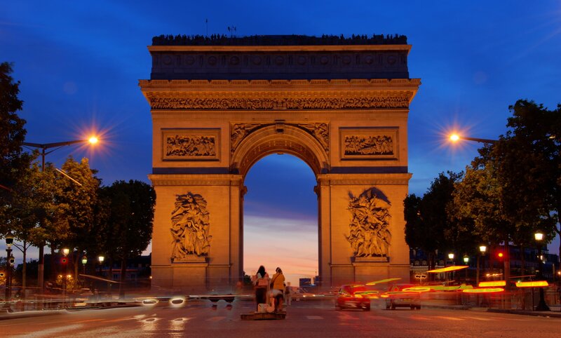 Arc de Triomphe at dusk