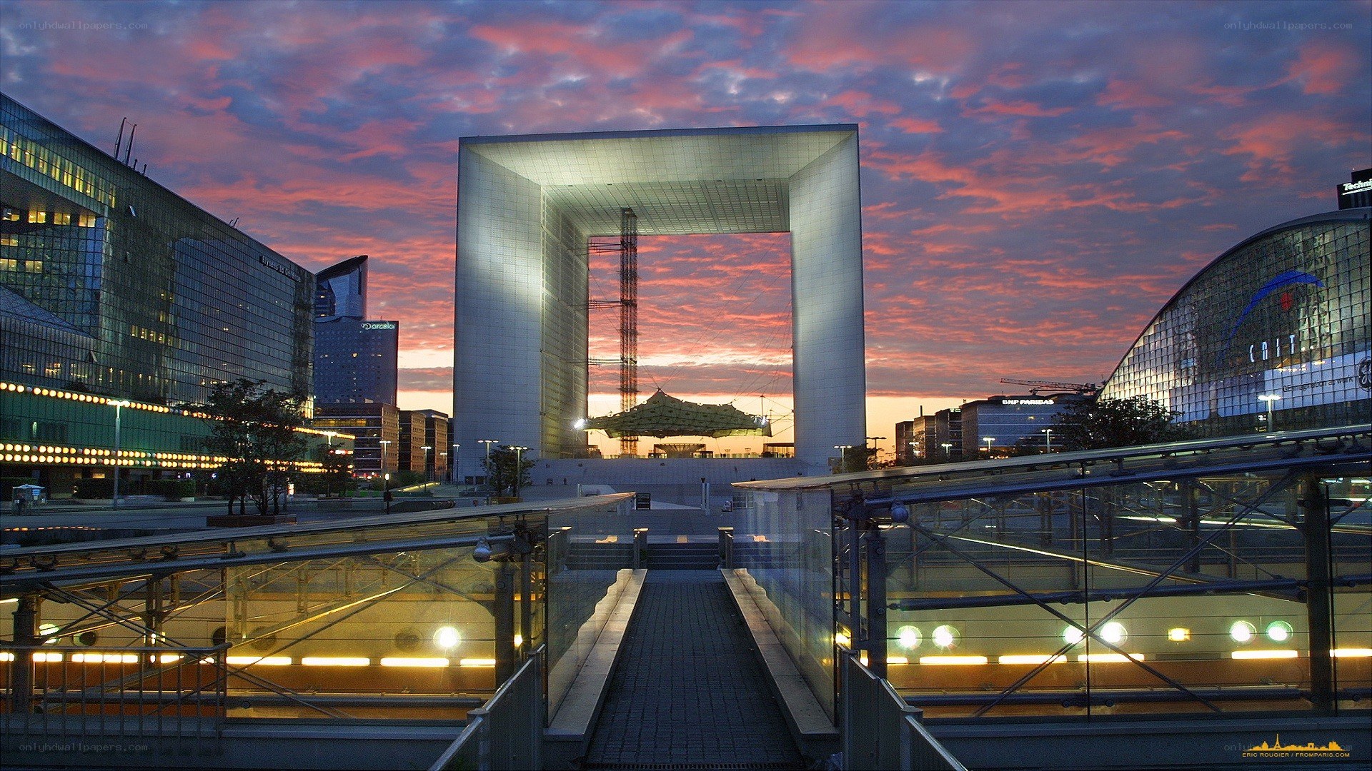 Arc de Triomphe du Carrousel at dusk