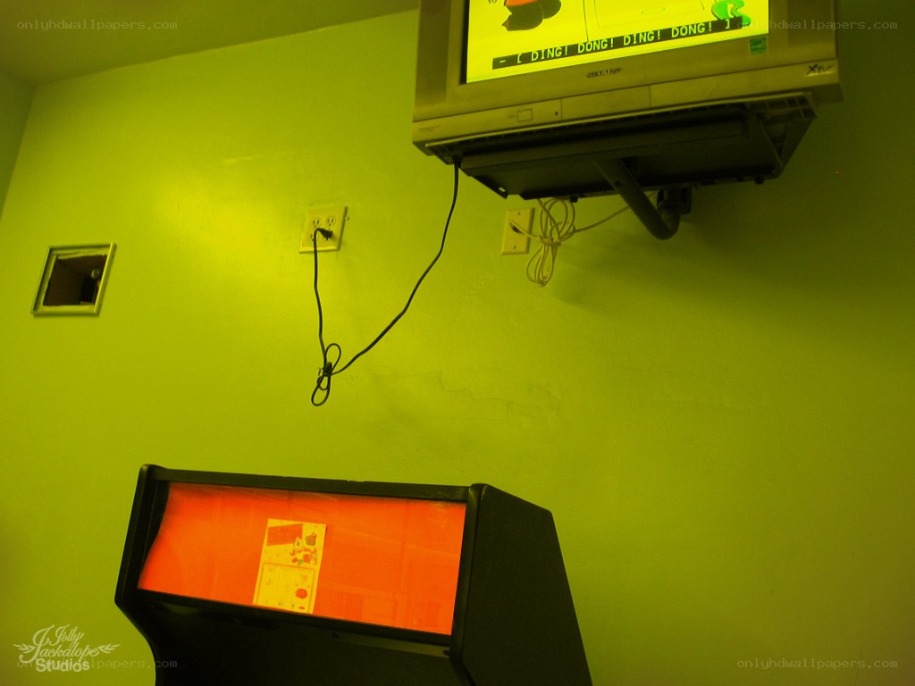 arcade game in green room
