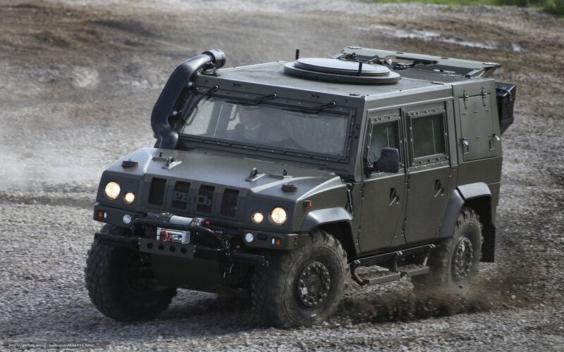 Armored Military Vehicle — Green, Dynamic