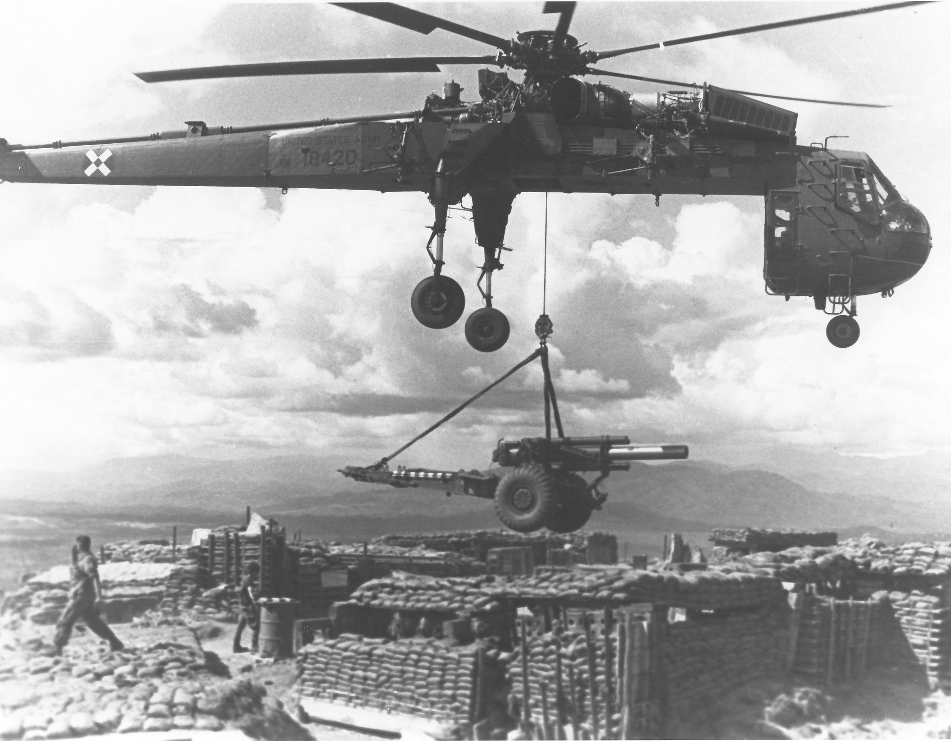Army helicopter lifting artillery