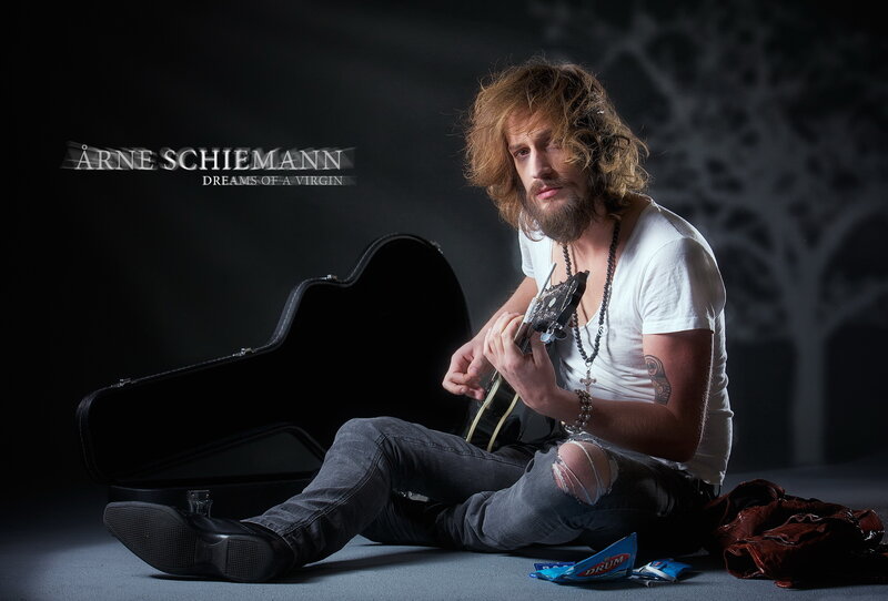 Arne Schiemann with guitar