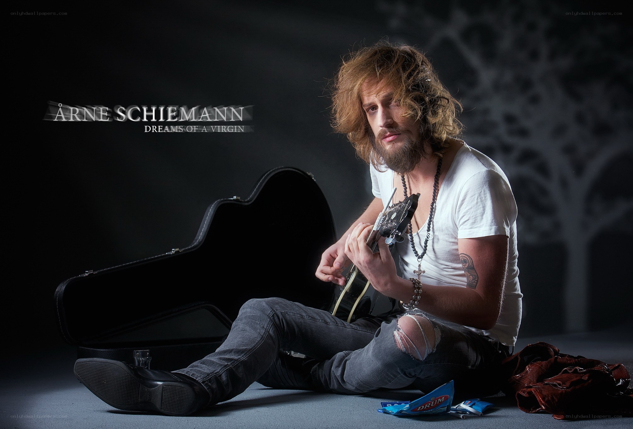 Arne Schiemann with guitar