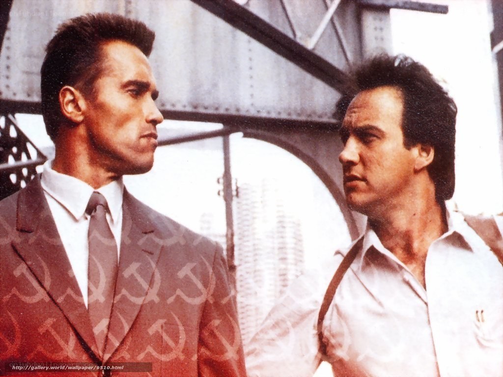 Arnold Schwarzenegger and Danny DeVito in a scene