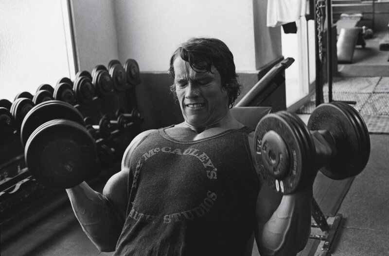 Arnold Schwarzenegger lifting weights