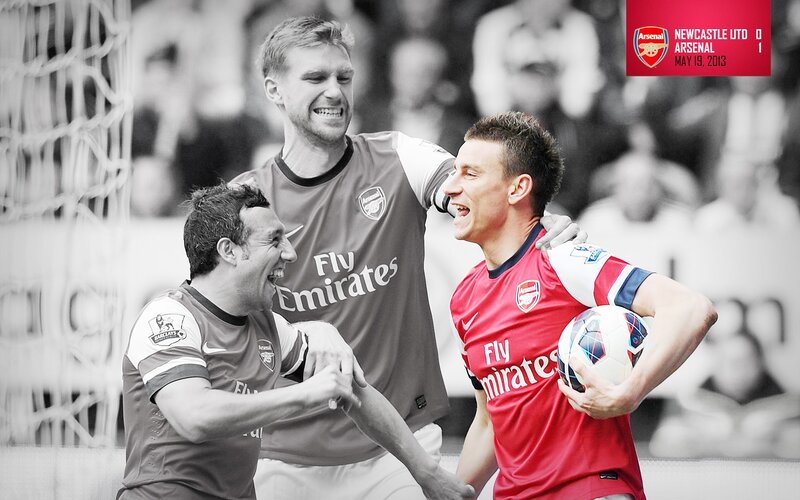 Arsenal players celebrate goal