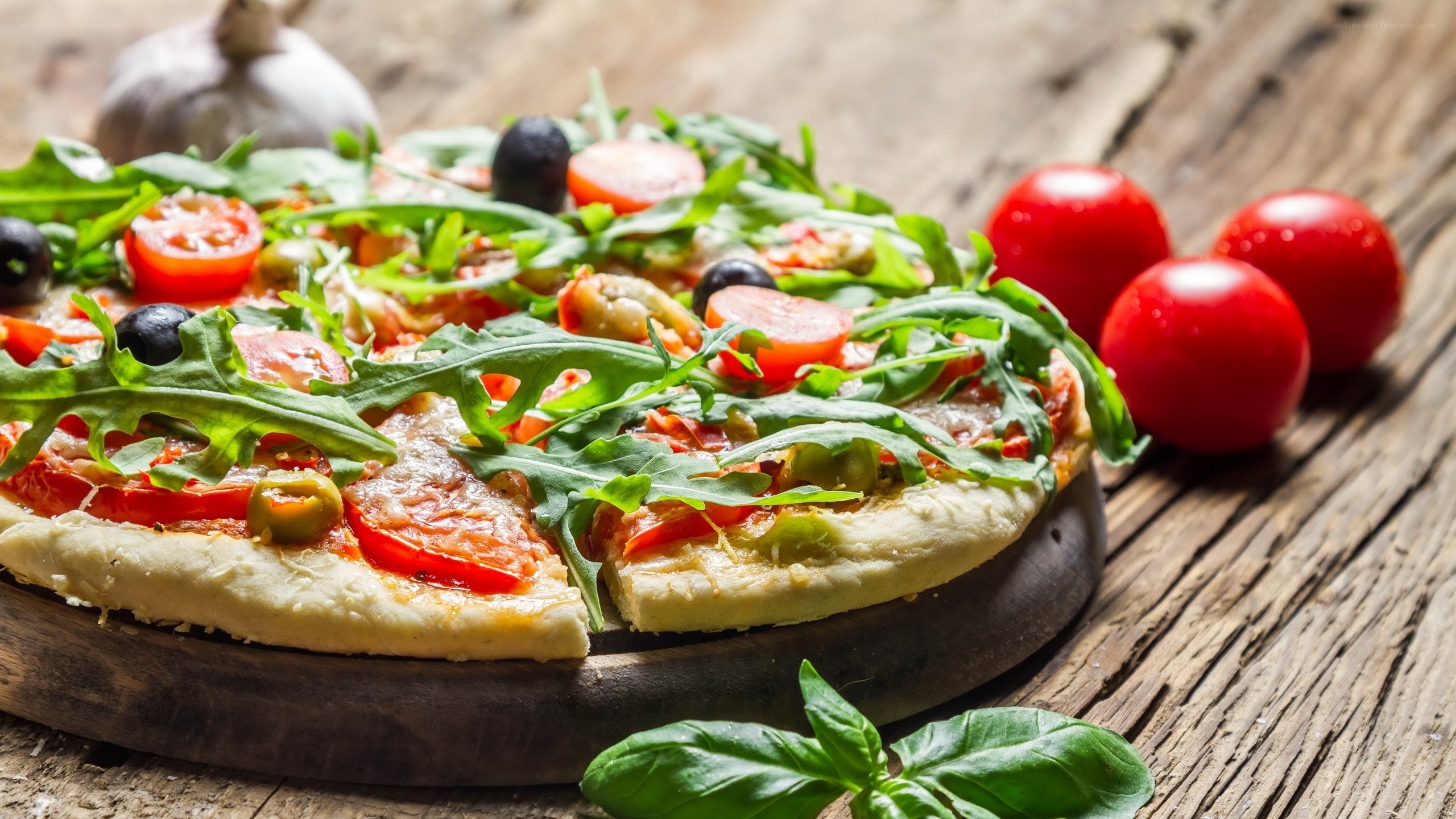 arugula and tomato pizza