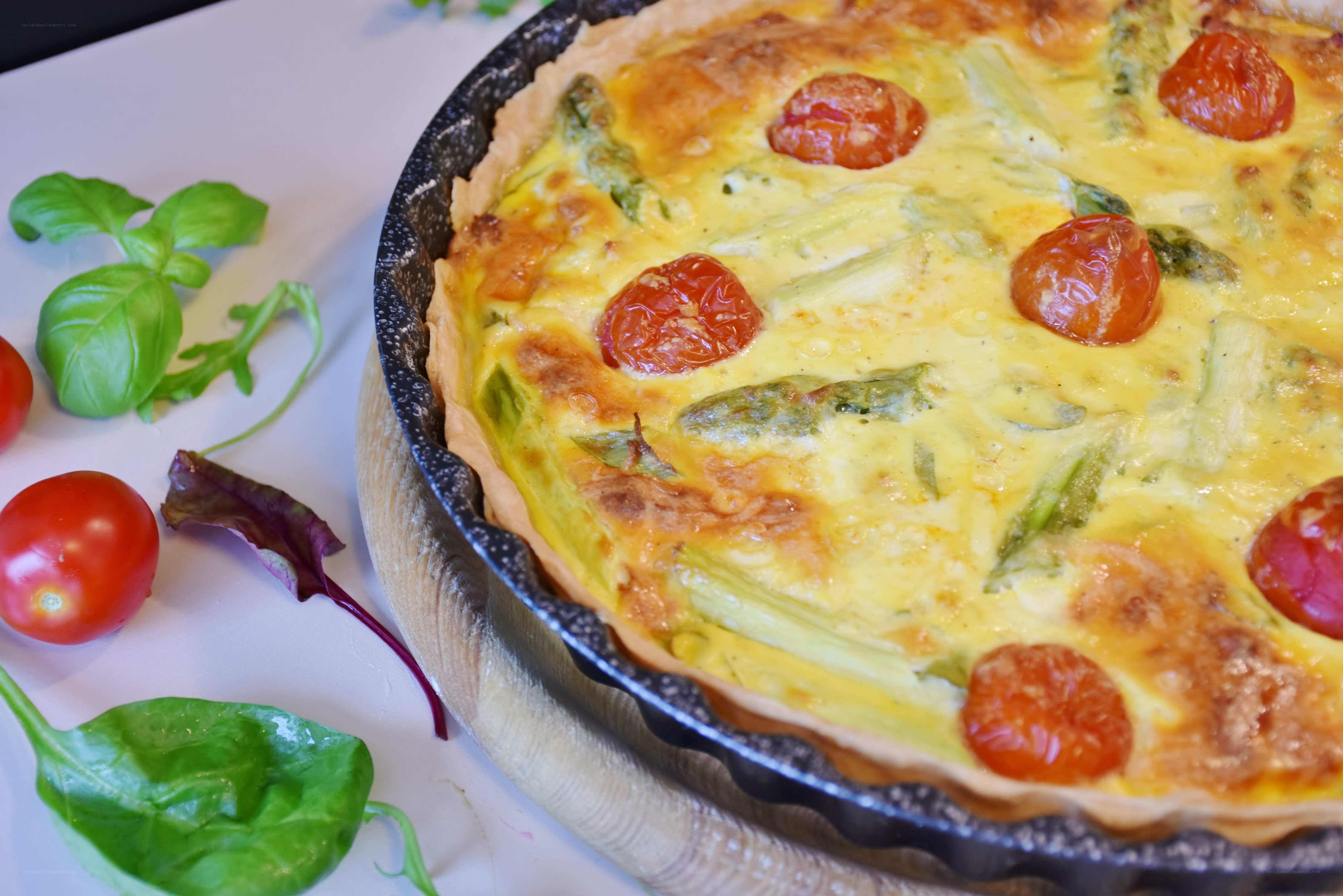 Asparagus and tomato quiche