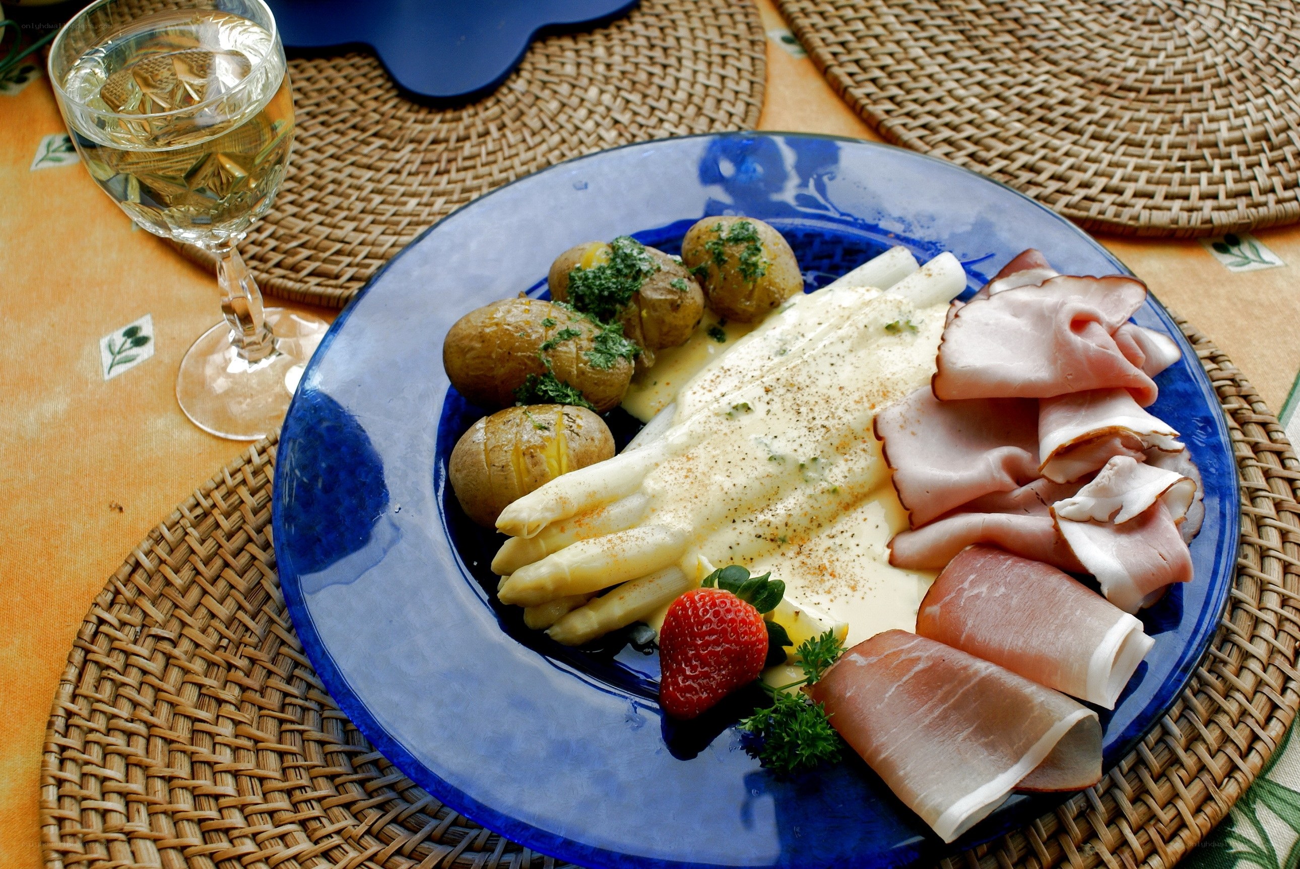 Asparagus with ham and potatoes