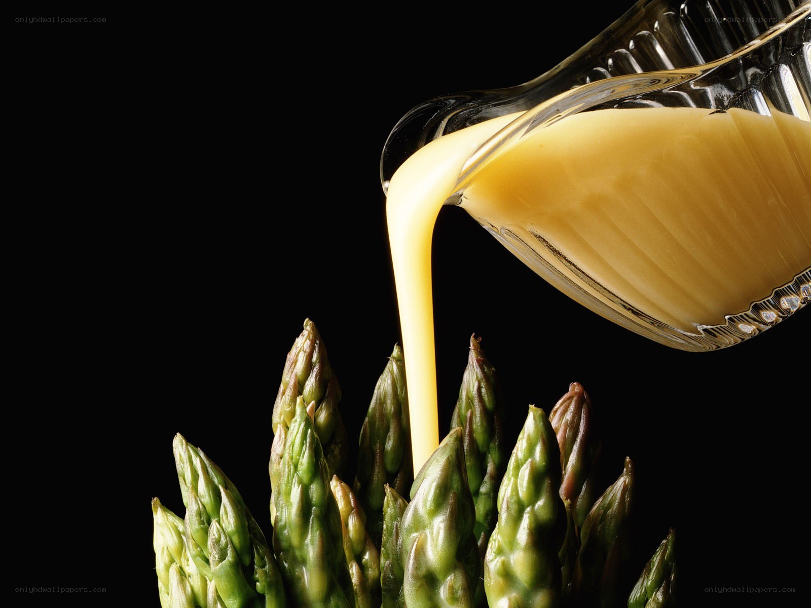 asparagus with sauce pouring