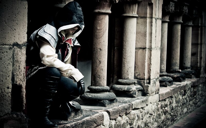 Assassin's Creed cosplayer in ruins