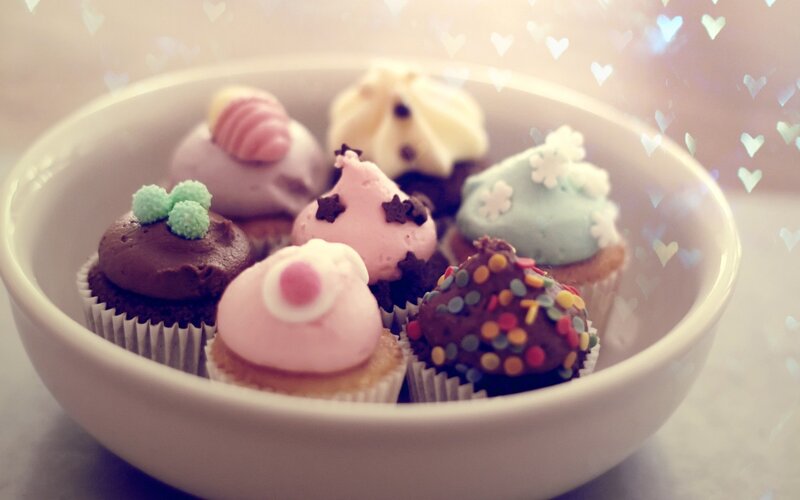 Assorted Cupcakes in Bowl — Pink