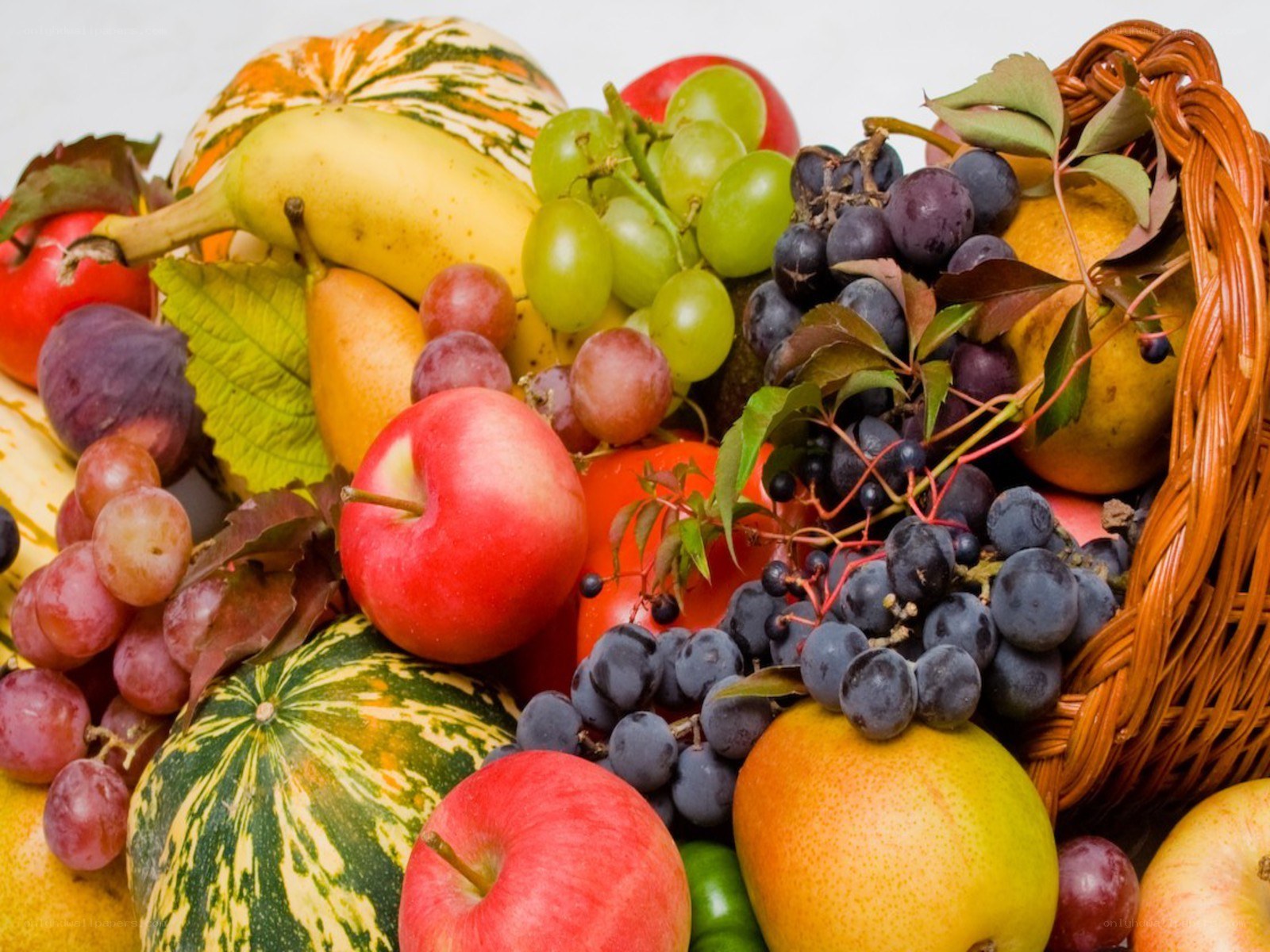 Assorted fruits in a basket