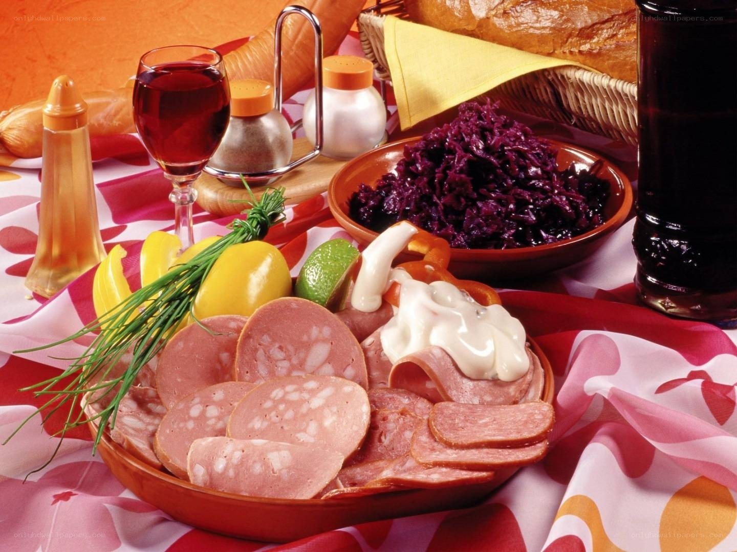 Assorted meats with red cabbage