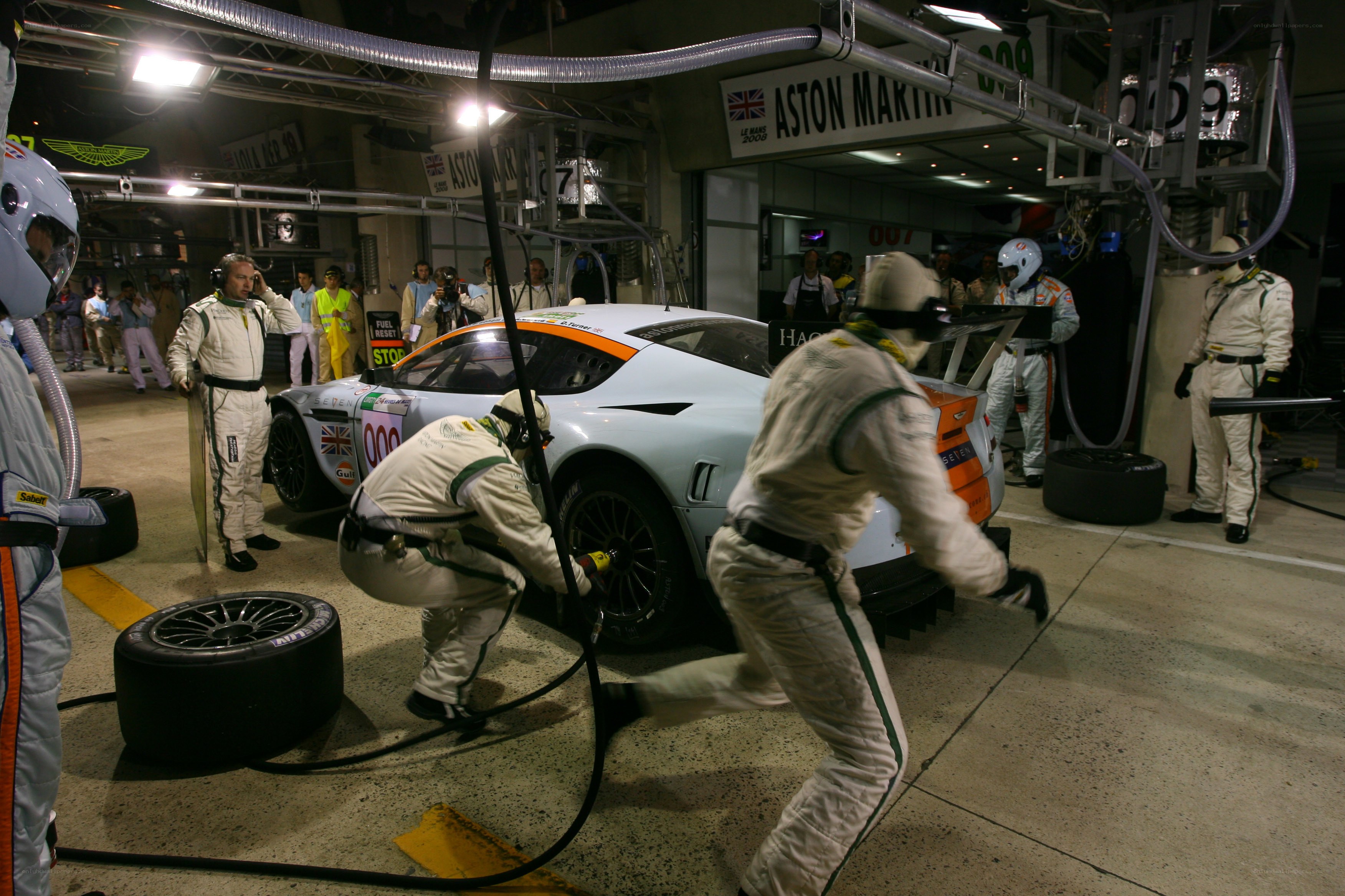 Aston Martin pit stop