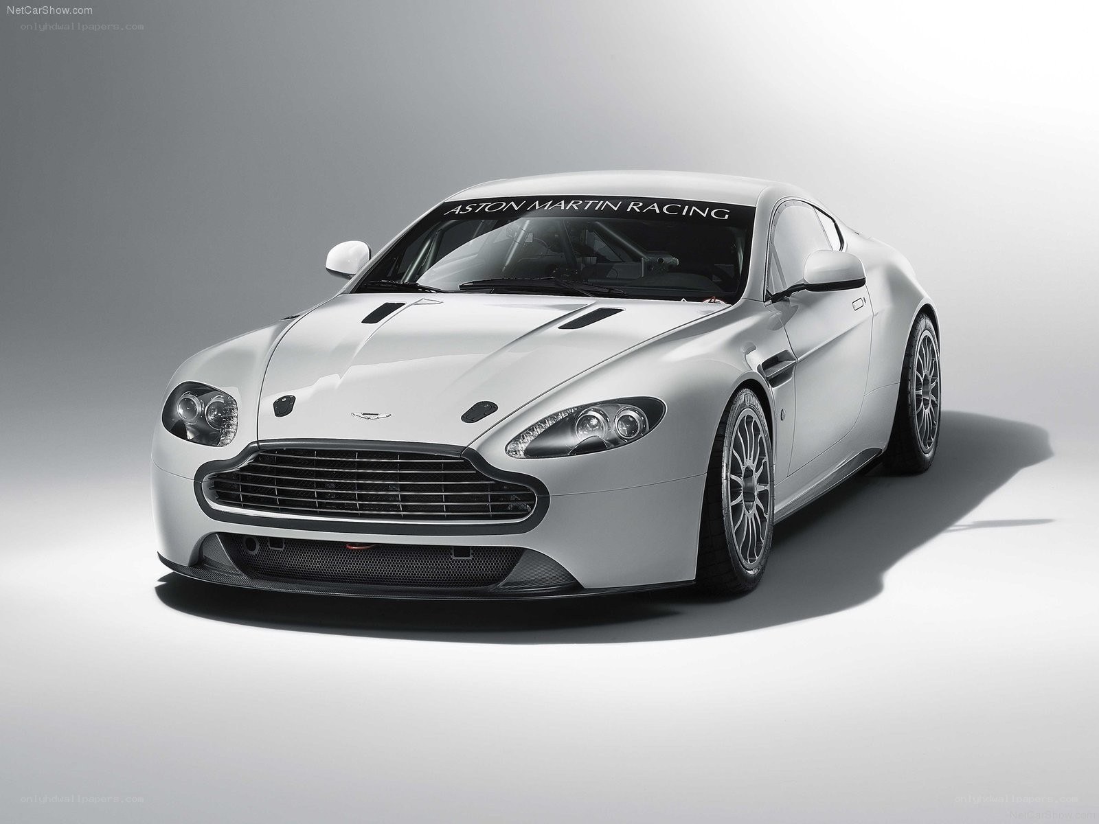 Aston Martin V8 Vantage GT4
