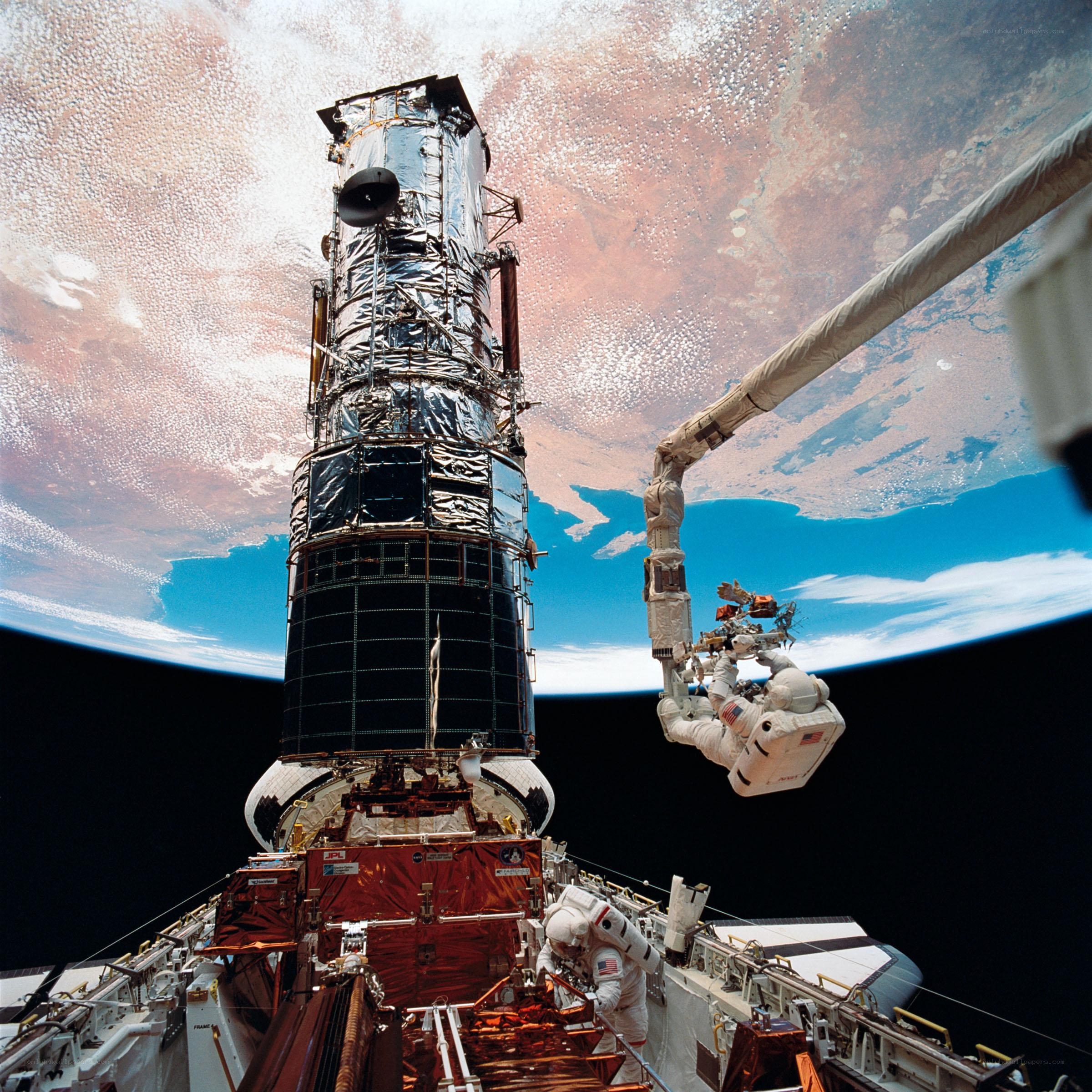 Astronauts servicing Hubble Space Telescope