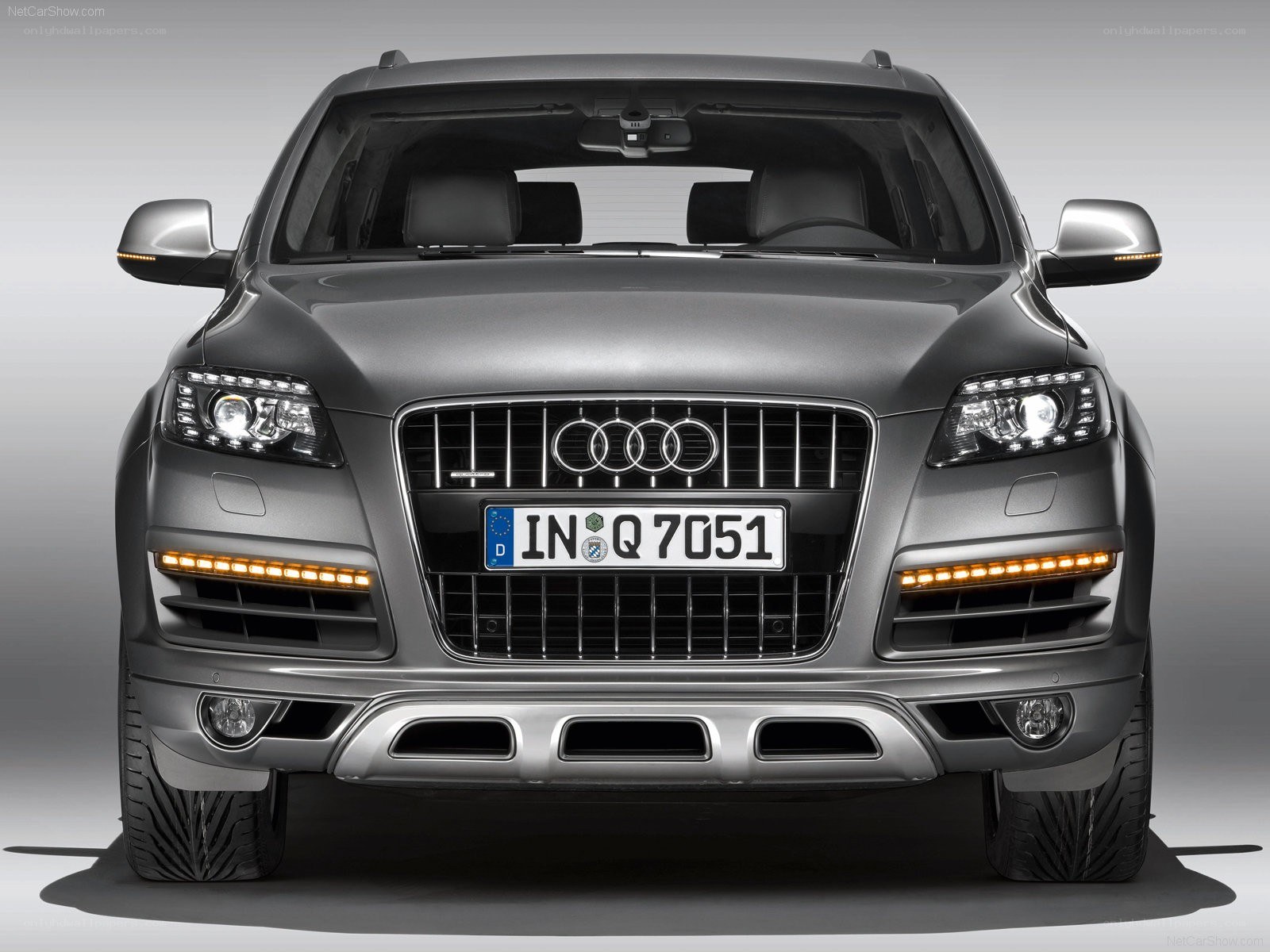 Audi Q7 front view