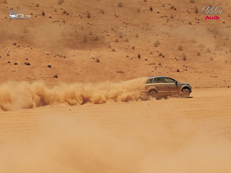 Audi Q7 in Desert — Brown, Dynamic