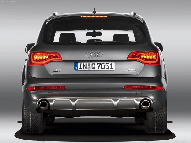 Audi Q7 rear view