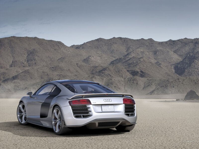 Audi R8 e-tron in desert