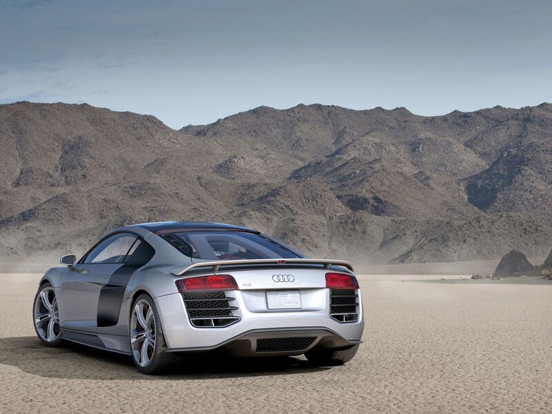 Audi R8 e-tron in desert