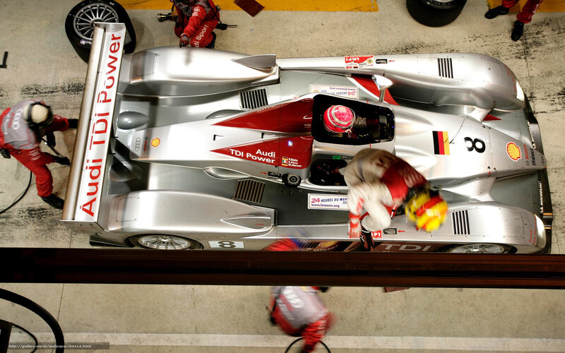 Audi R8 race car pit stop