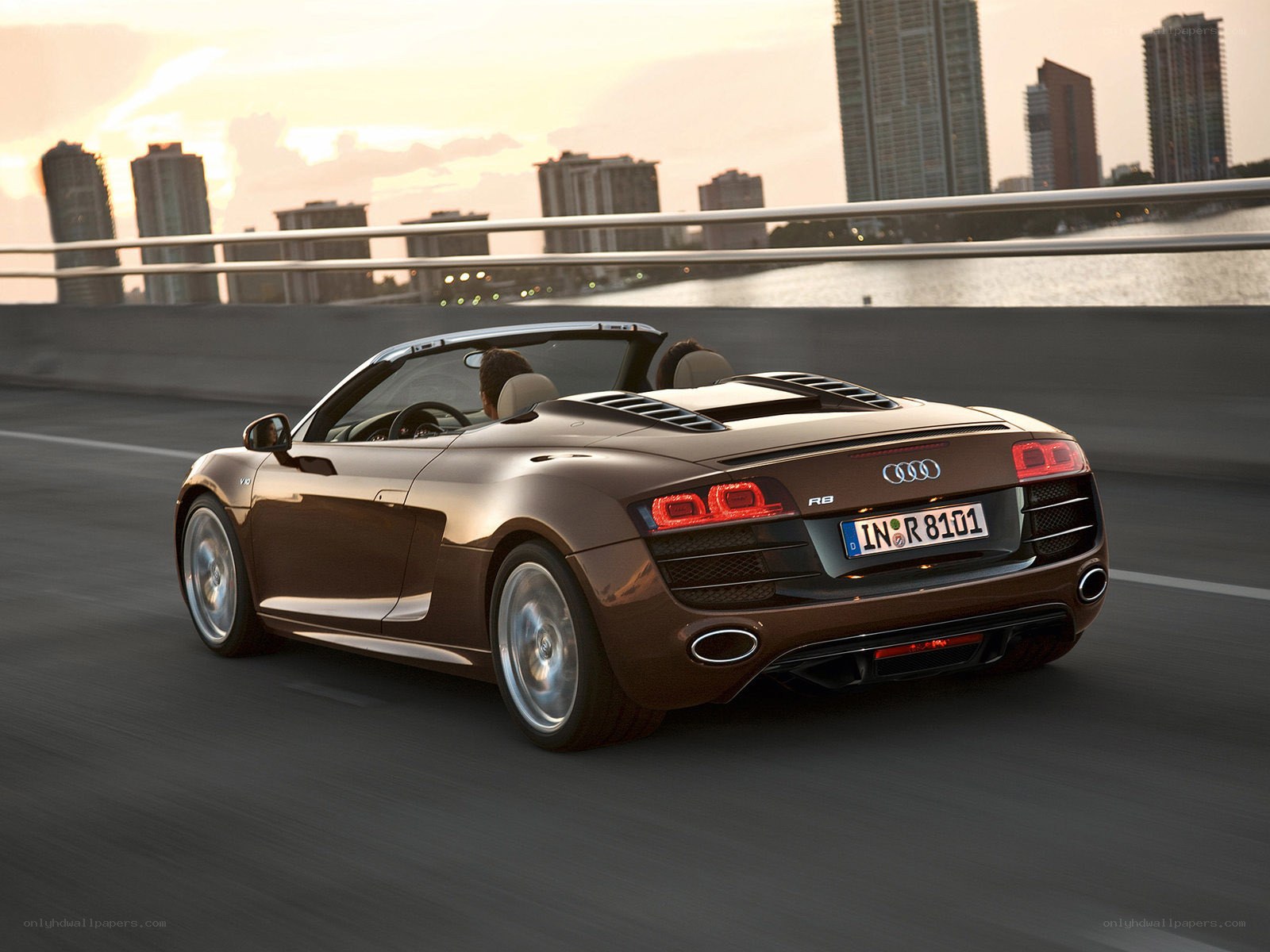 Audi R8 Spyder in motion
