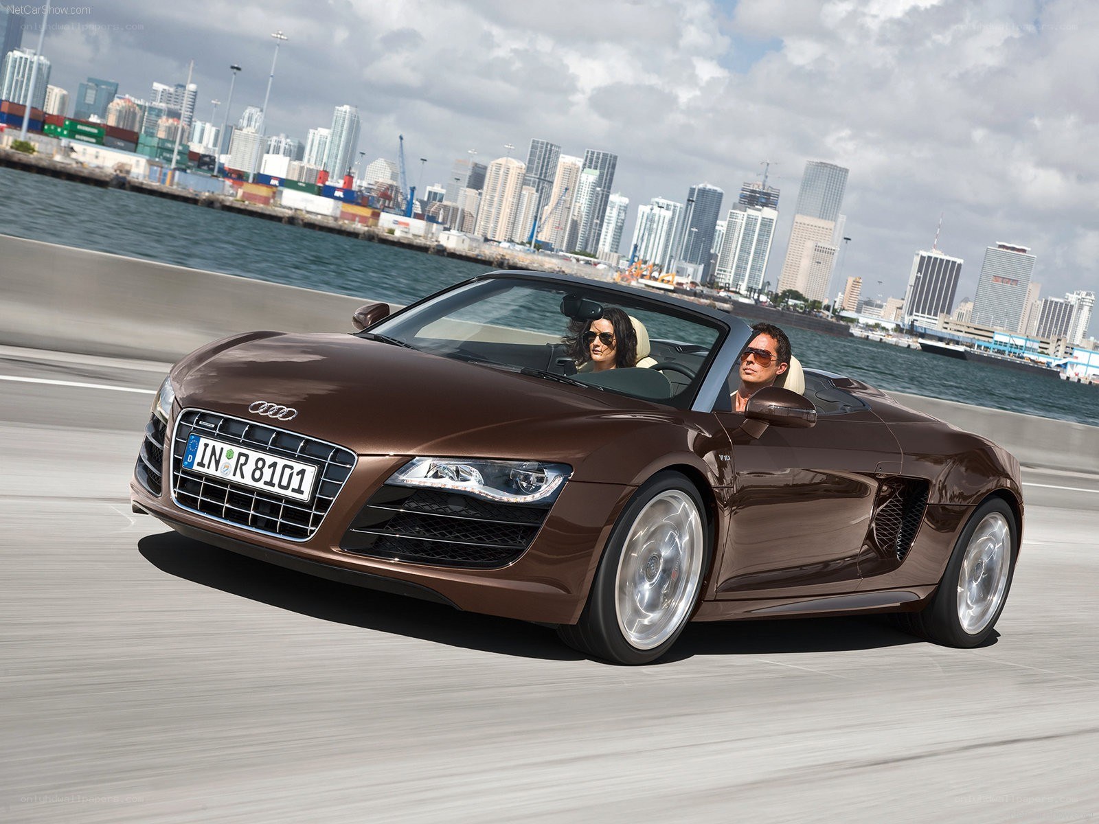 Audi R8 Spyder in motion