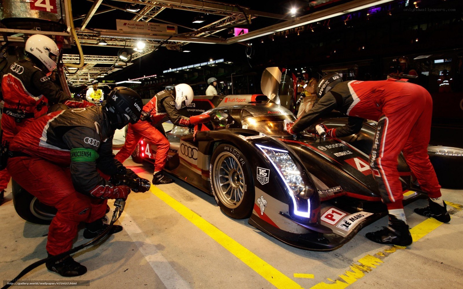 Audi racing team in pit stop
