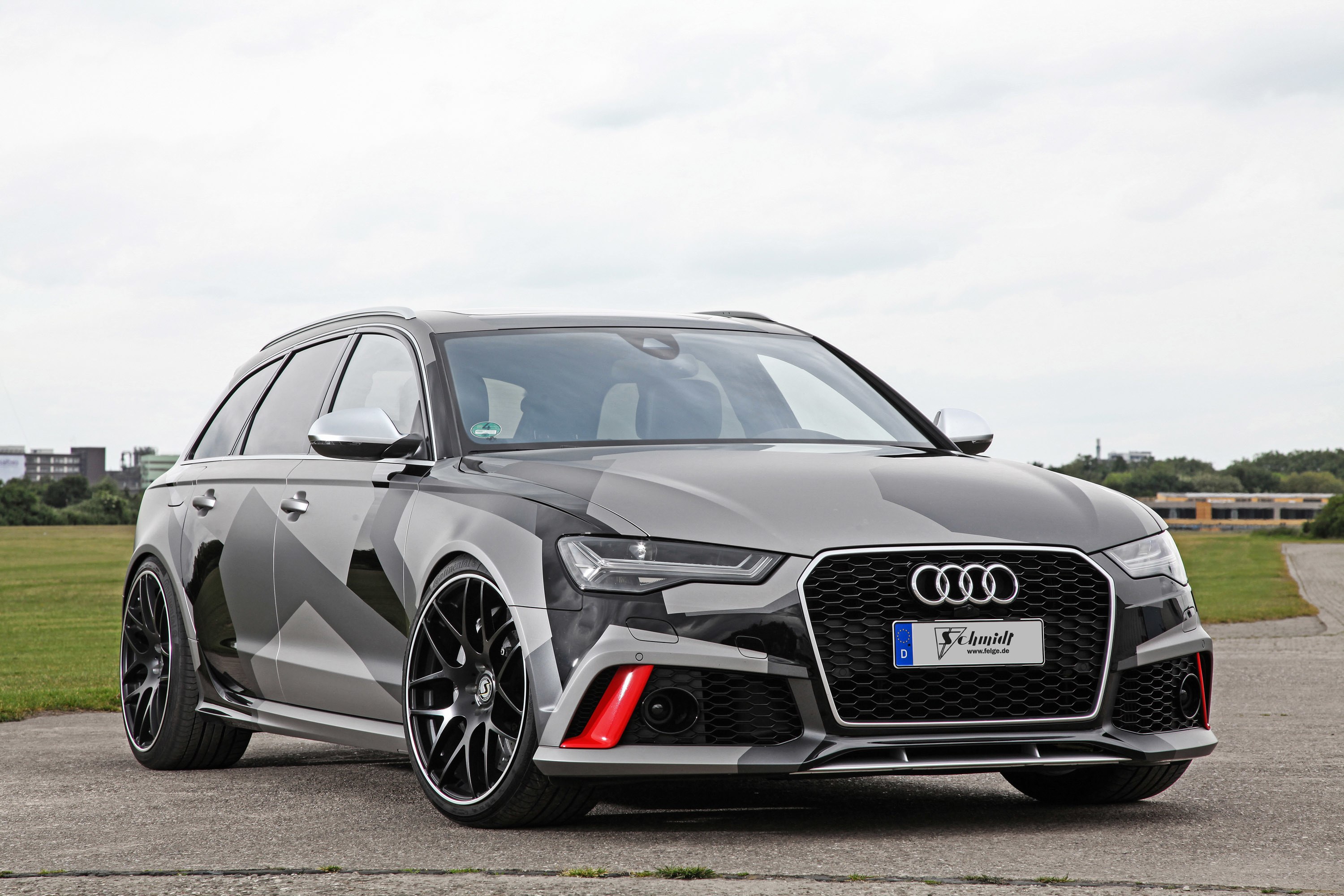 Audi RS6 Avant with custom graphics