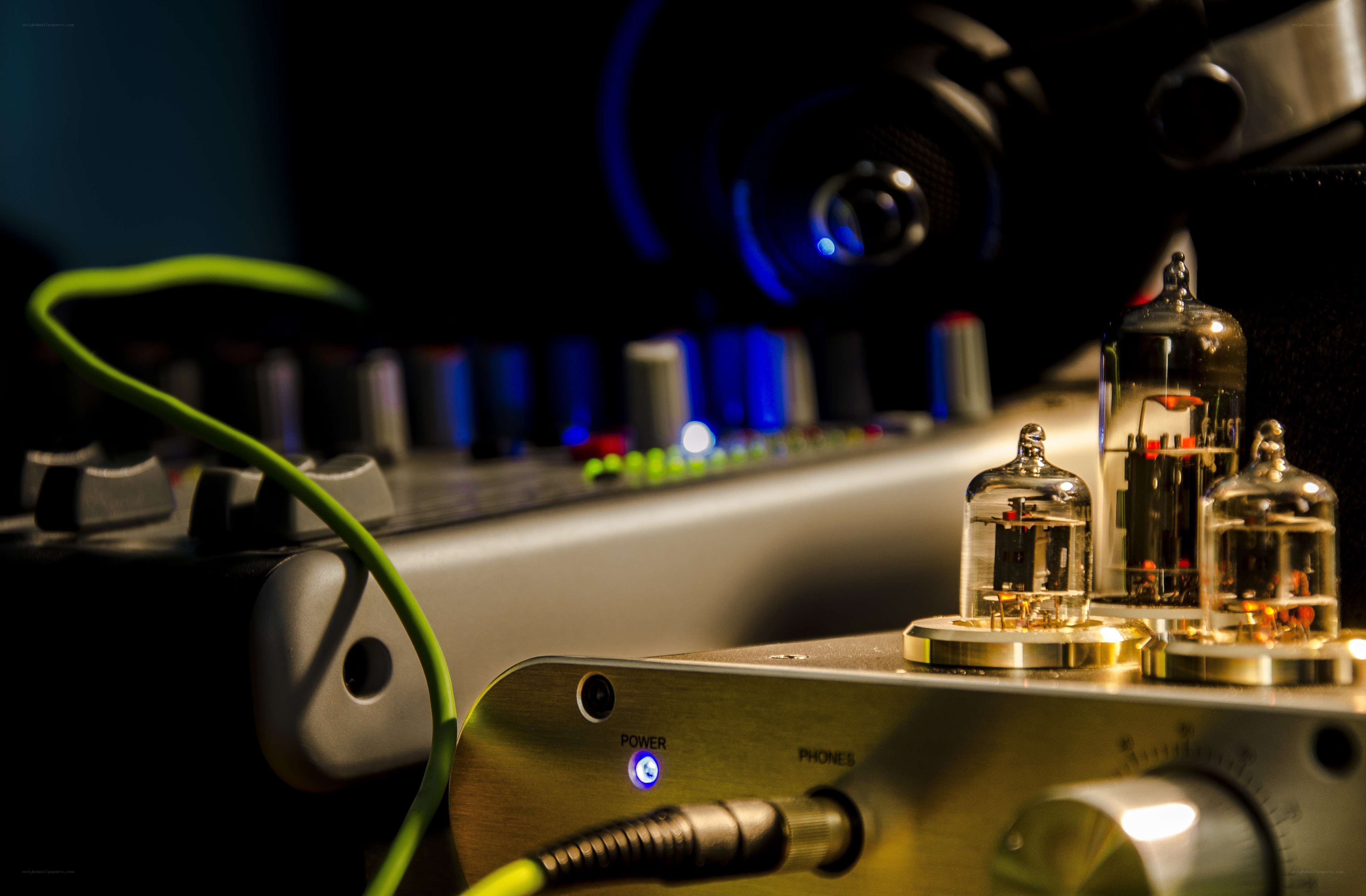 Audio equipment with vacuum tubes