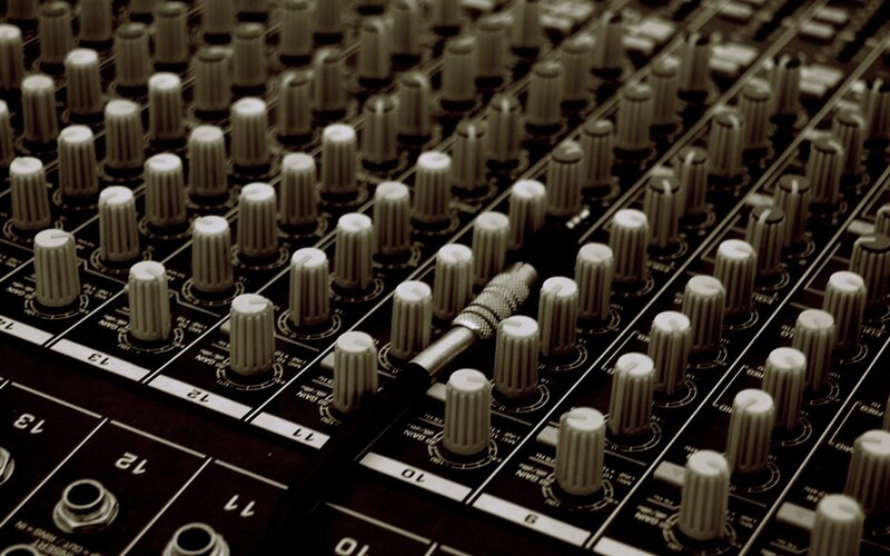 Audio mixer with knobs and cable