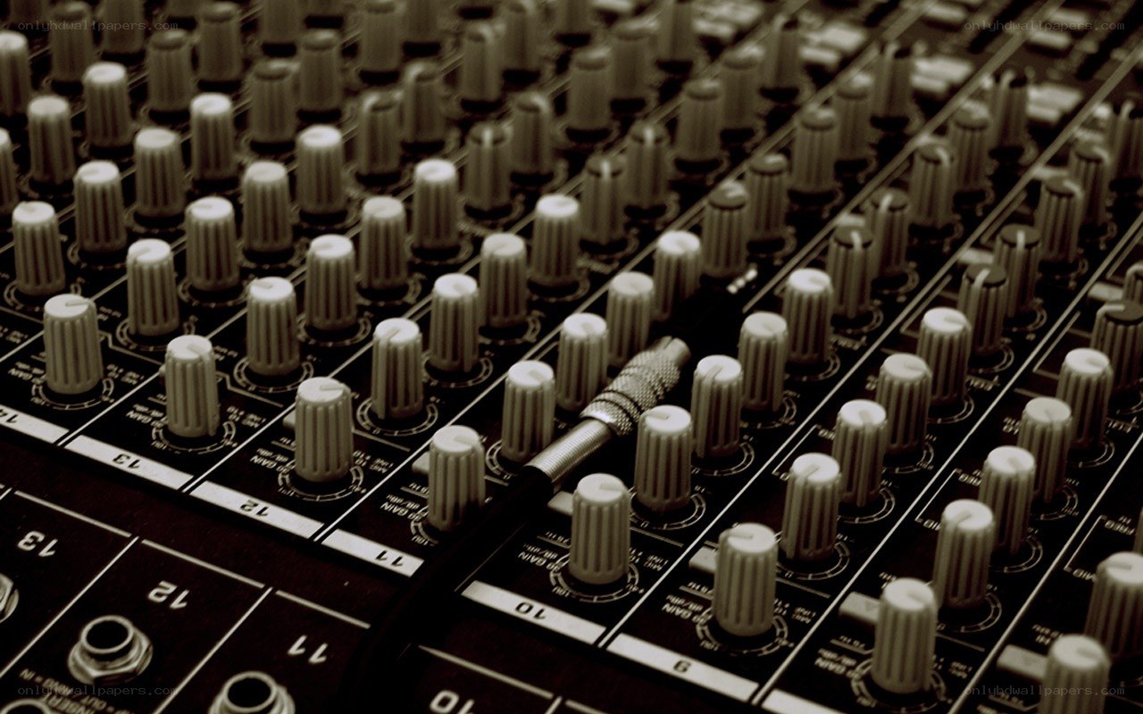 Audio mixer with knobs and cable